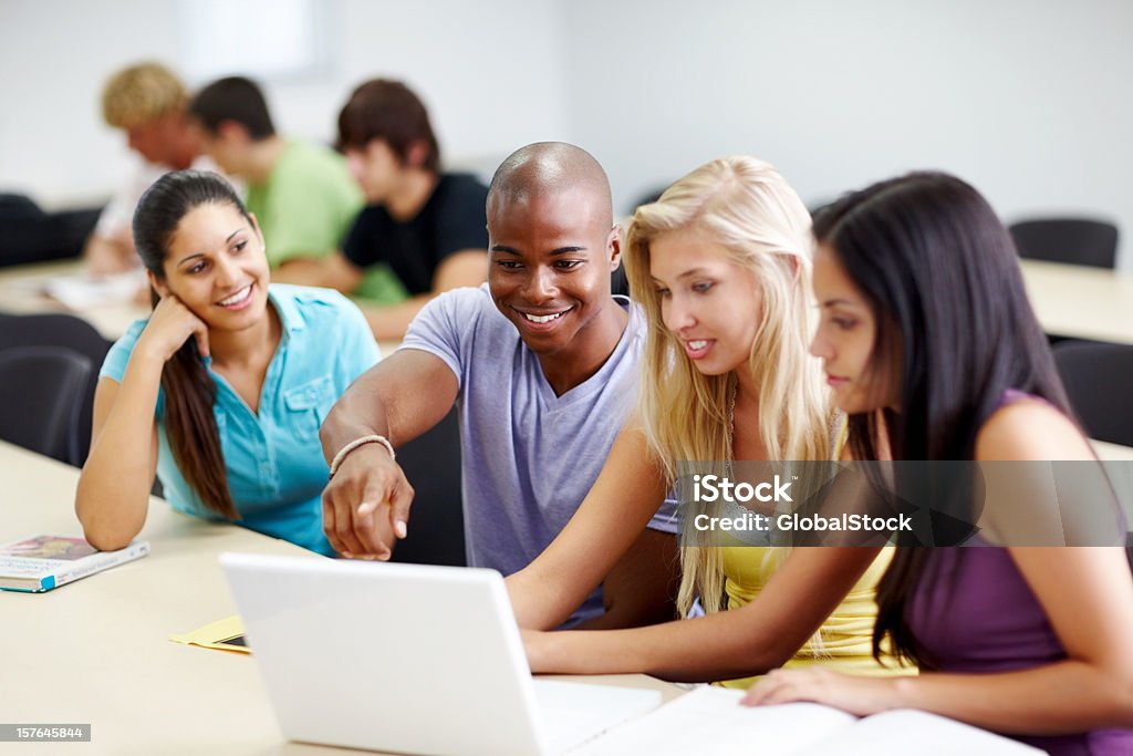 Casual usando o laptop alunos em sala de aula - Foto de stock de Sala de aula royalty-free