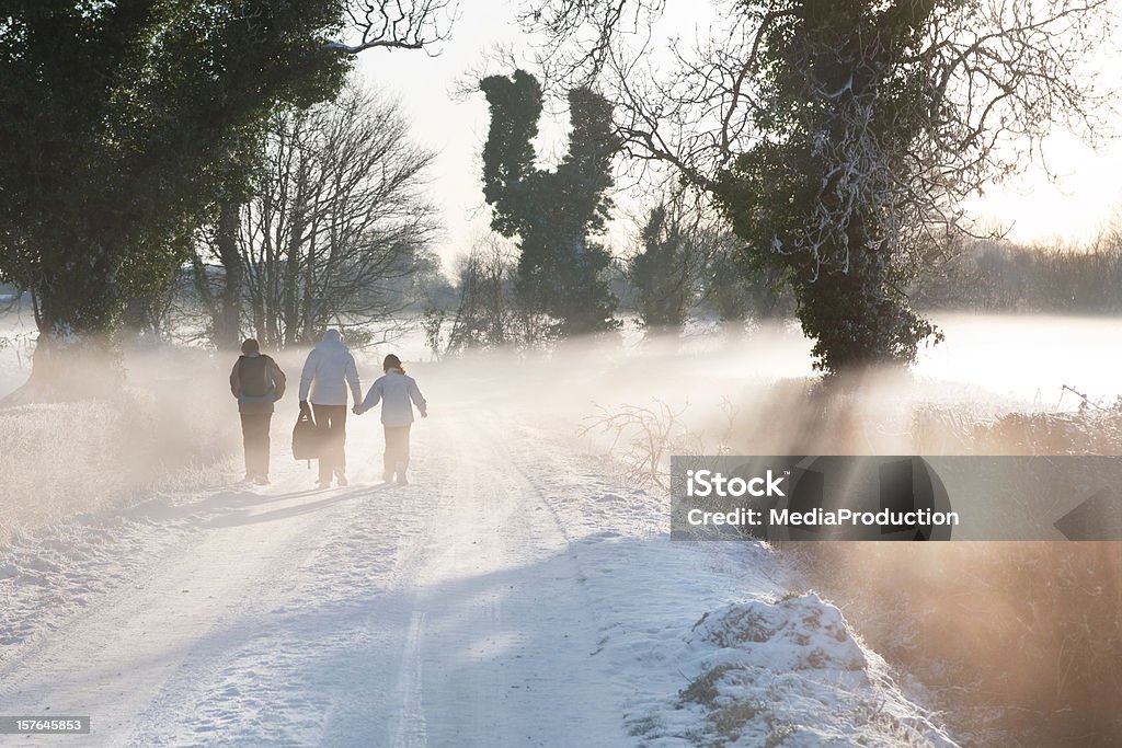 Chodzić do szkoły w zimie - Zbiór zdjęć royalty-free (Śnieg)