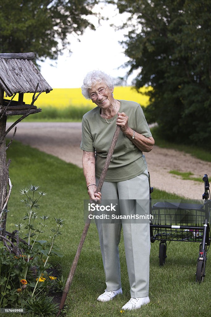 Веселый 90-летней gardener - Стоковые фото 80-89 лет роялти-фри