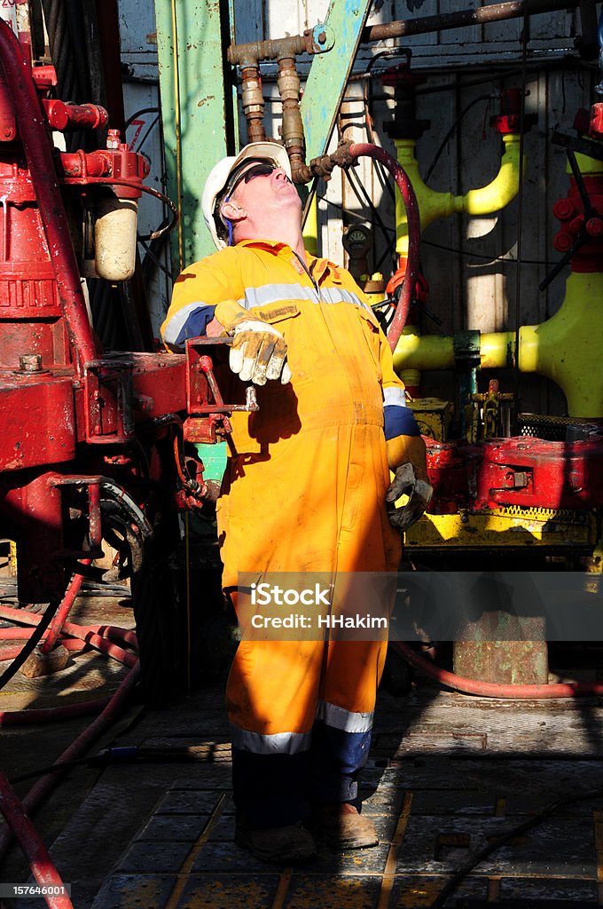 Torre perforadora trabajador - Foto de stock de Campo de petróleo libre de derechos