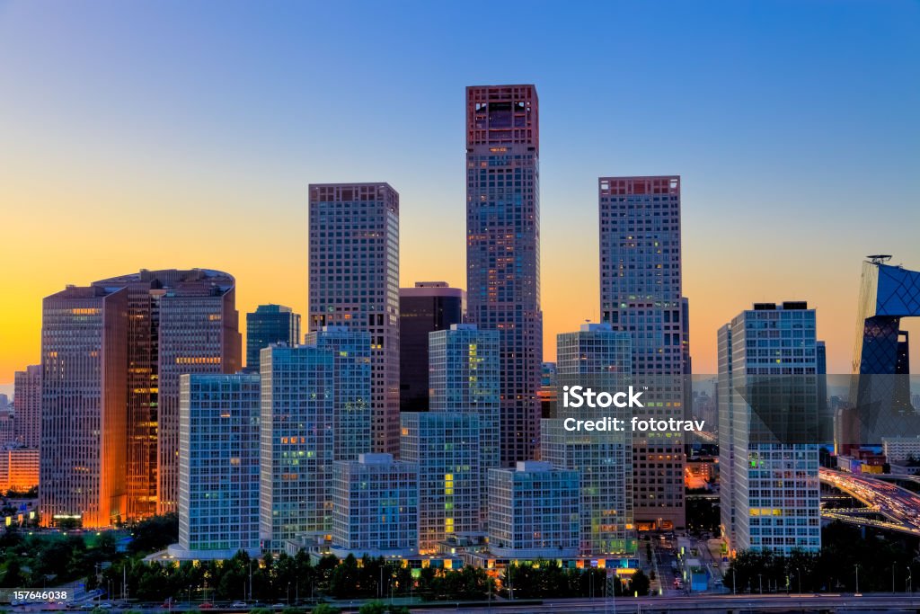 Atardecer en Distrito Central de negocios de Pekín, China cityscape los edificios de la ciudad - Foto de stock de Pekín libre de derechos