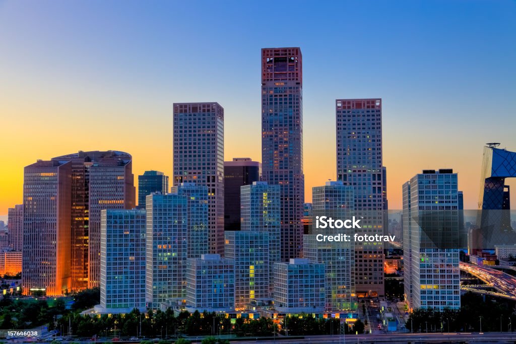 Pôr do sol no distrito comercial Central de Beijing edifícios do horizonte da cidade, China - Foto de stock de Pequim royalty-free
