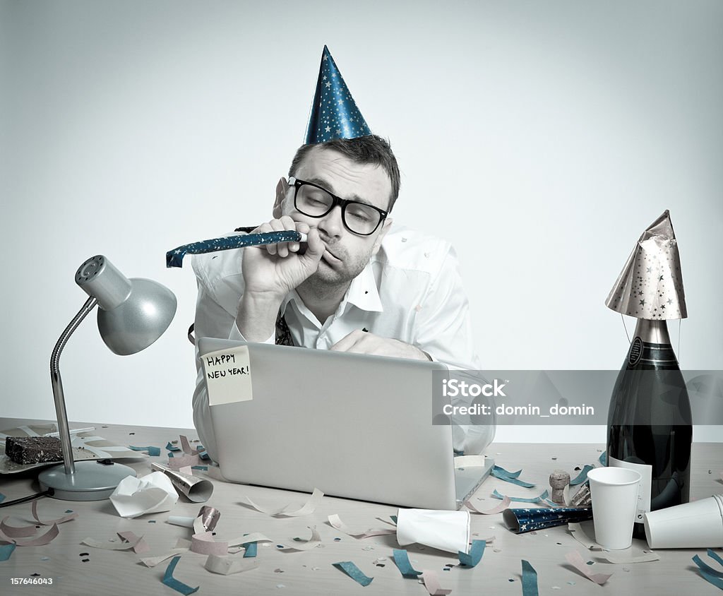 Frohes neues Jahr, hungover Mann hinter laptop, Büro, retro - Lizenzfrei Silvester Stock-Foto