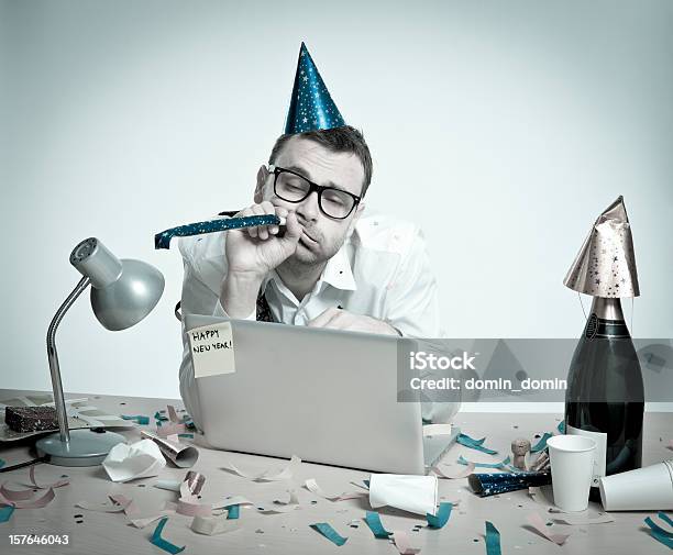 Frohes Neues Jahr Hungover Mann Hinter Laptop Büro Retro Stockfoto und mehr Bilder von Silvester