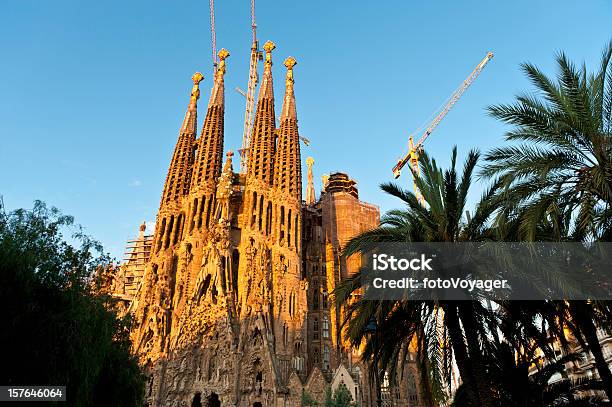 Gaudís Kathedrale Sagrada Família Sonnenaufgang Auf Goldene Türme Barcelona Spanien Stockfoto und mehr Bilder von Sagrada Familia