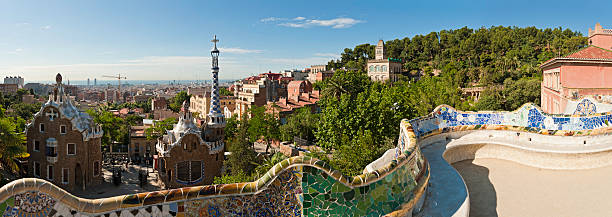 barcelona parc güell gaudí mosaik bank terrasse panorama katalonien, spanien - trencadis stock-fotos und bilder