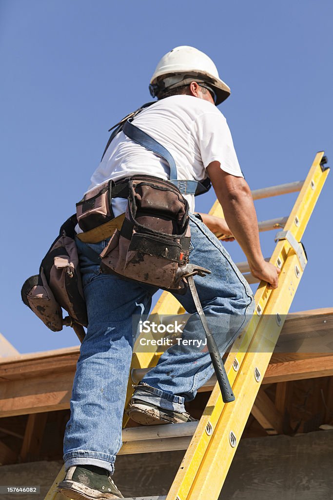 Pessoa que Constrói Telhados pratica escada para ficar no topo da página inicial - Royalty-free Escada - Objeto manufaturado Foto de stock