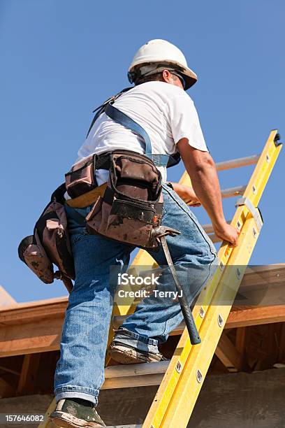 Pessoa Que Constrói Telhados Pratica Escada Para Ficar No Topo Da Página Inicial - Fotografias de stock e mais imagens de Escada - Objeto manufaturado