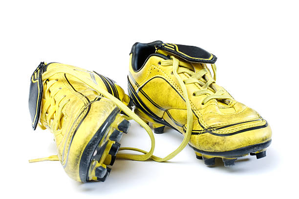 amarillo grapas de fútbol - botas de fútbol fotografías e imágenes de stock