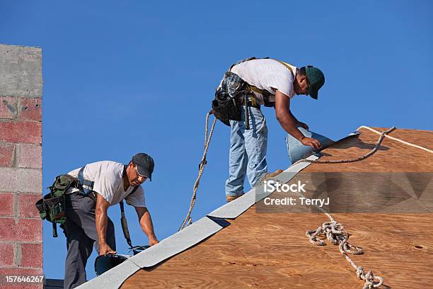 危険の求人情報 - 屋根職人のストックフォトや画像を多数ご用意 - 屋根職人, 屋根, 高み