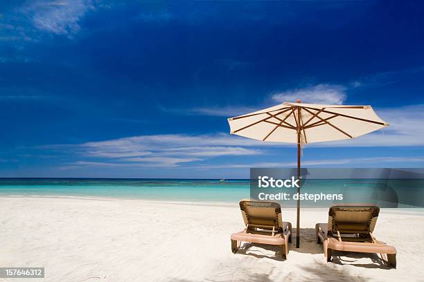 Sedie Sulla Spiaggia Tropicale - Fotografie stock e altre immagini di Spiaggia - Spiaggia, Sedia da giardino, Ombrellone da spiaggia