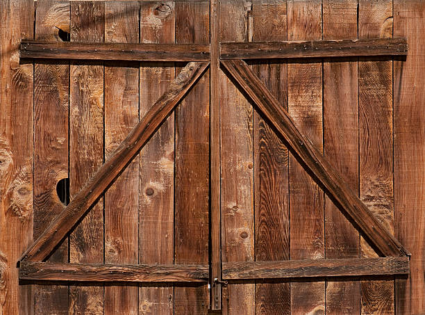 invecchiato porta del fienile - wooden door foto e immagini stock