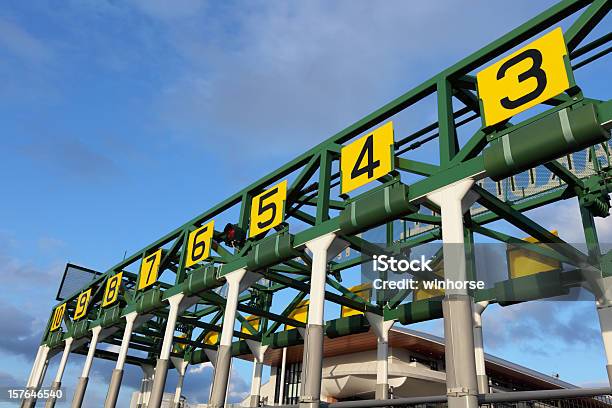 Starting Gate That Has Number In Yellow Boards Stok Fotoğraflar & At Yarışı‘nin Daha Fazla Resimleri - At Yarışı, Hipodrom, At - Atgiller