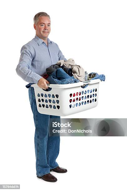 陽気な男性ランドリー - 男性のストックフォトや画像を多数ご用意 - 男性, 洗濯かご, 手に持つ