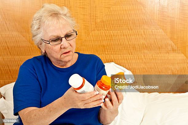 Confuso Sobre Medicamentos - Fotografias de stock e mais imagens de Comprimido - Comprimido, Cápsula, Mulheres Idosas