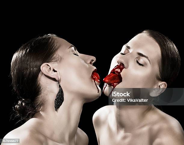 Beijo De Sangue Pelo Nariz - Fotografias de stock e mais imagens de Hemorragia Nasal - Hemorragia Nasal, Adulto, Agoirento