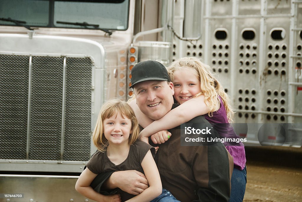 Chauffeur routier et sa fille - Photo de Père libre de droits