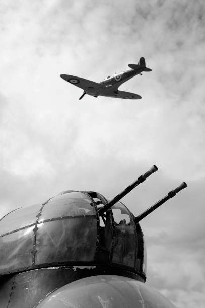 caça spitfire e lancaster aeronaves. - military reconnaissance airplane imagens e fotografias de stock