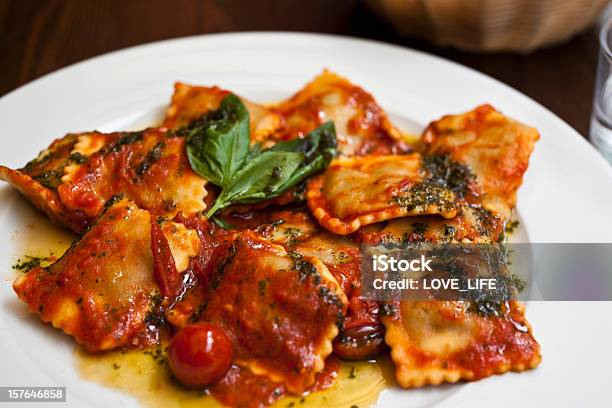 Ravioli - Fotografie stock e altre immagini di Basilico - Basilico, Cena, Cibo