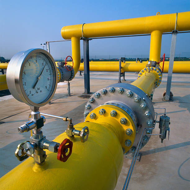 manómetro sobre amarillo tuberías en una distribución de gas station - pressure gauge gauge physical pressure pipeline fotografías e imágenes de stock