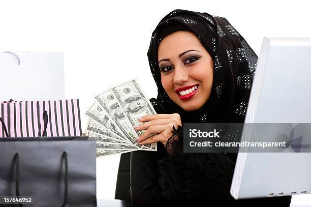 Feliz Chica Árabe A Comprar En Internet Foto de stock y más banco de imágenes de Dinero - Dinero, Kuwait, Omán