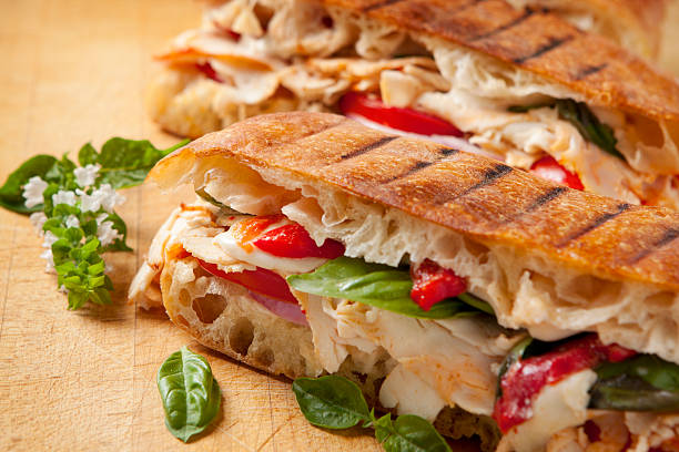 des panini - chicken sandwich photos et images de collection