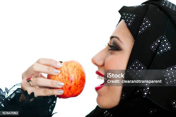 Photo libre de droit de Heureuse Petite Fille Mangeant Une Pomme Arabe banque d'images et plus d'images libres de droit de Koweït - Koweït, Bahreïn, Oman