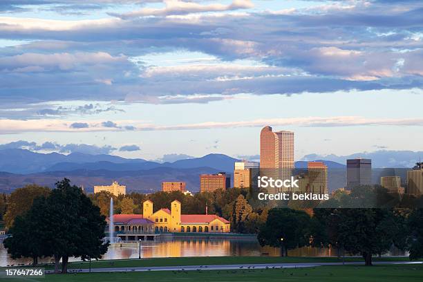 Parque Y De Los Edificios De La Ciudad De Denver Foto de stock y más banco de imágenes de Denver - Denver, Panorama urbano, Colorado