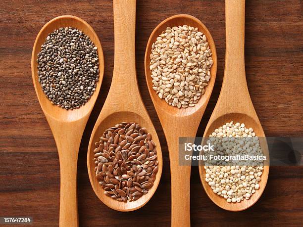 Spoons E Sano Semi - Fotografie stock e altre immagini di Seme di chia - Seme di chia, Seme di lino, Quinoa