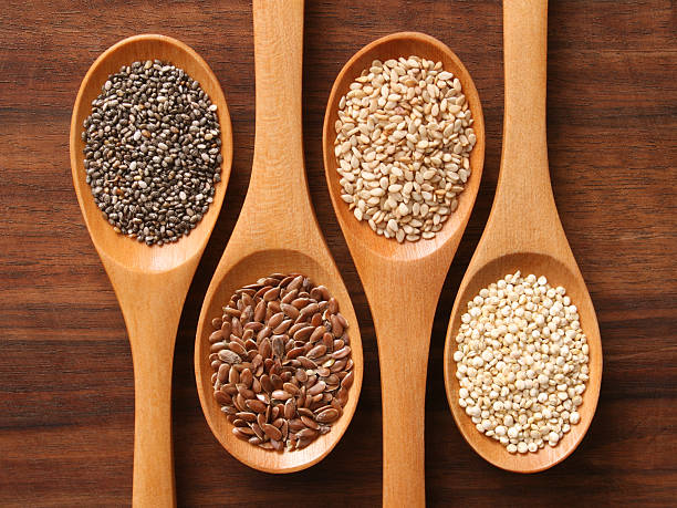 colheres e saudáveis sementes - quinoa spoon wood photography imagens e fotografias de stock