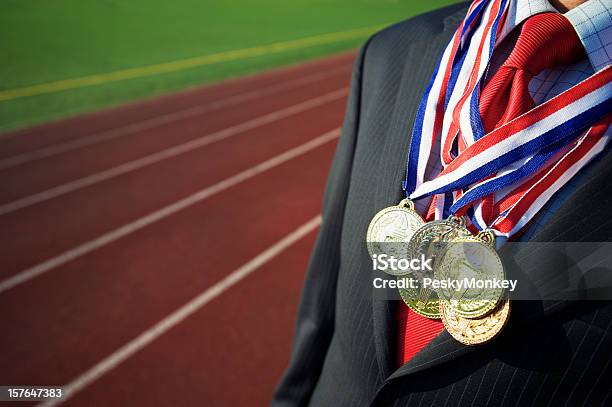 Foto de Empresário Coberto Com Medalhas Pista De Corrida De Fundo e mais fotos de stock de Medalha de ouro