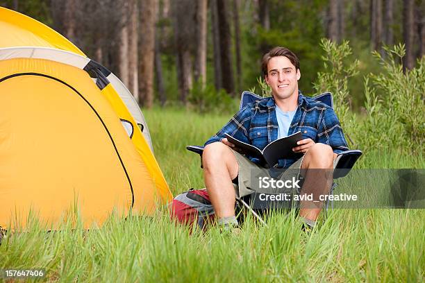 캠핑 젊은 남자 독서모드 By 텐트 25-29세에 대한 스톡 사진 및 기타 이미지 - 25-29세, 건강한 생활방식, 고독-개념