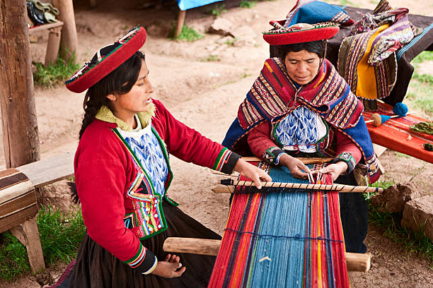 peruano mujer weaving, el sagrado valley, fotografía - trajes tipicos del peru fotografías e imágenes de stock