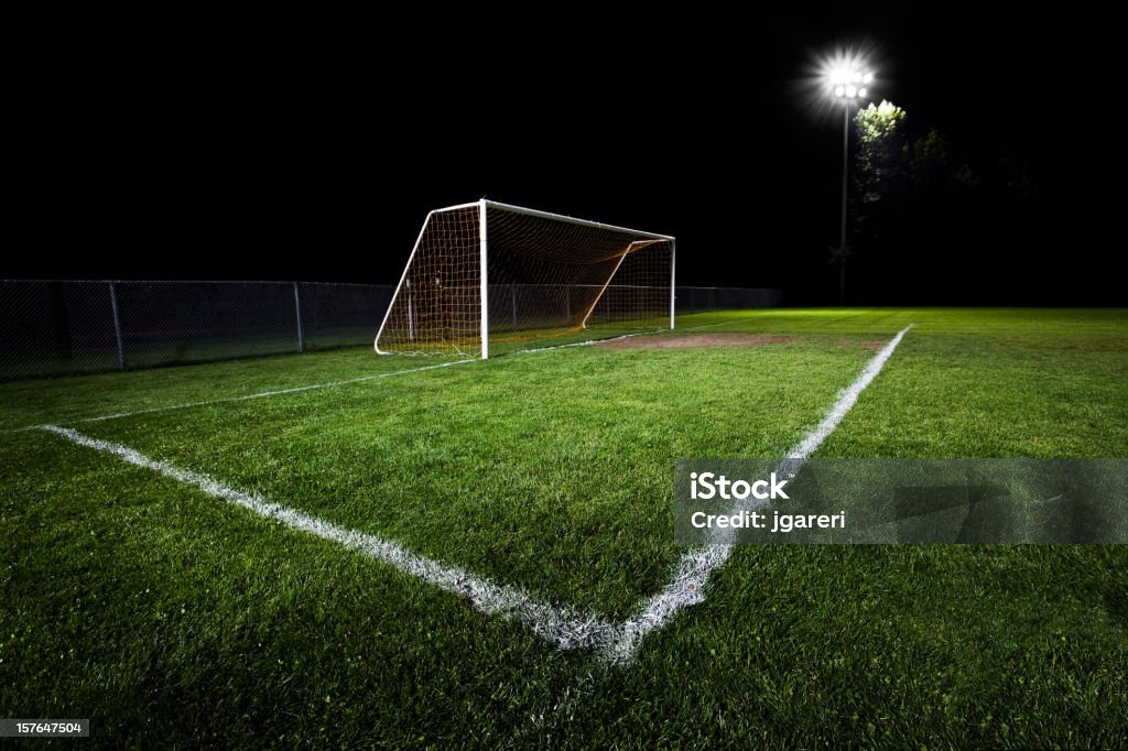 Campo de fútbol en la noche - Foto de stock de Fondos libre de derechos