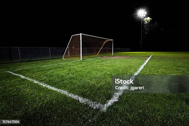 Campo De Fútbol En La Noche Foto de stock y más banco de imágenes de Fondos - Fondos, Fútbol, Campo de fútbol