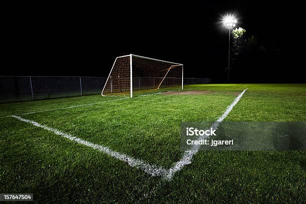 Campo De Futebol À Noite - Fotografias de stock e mais imagens de Futebol - Futebol, Plano de Fundo, Campo de Futebol