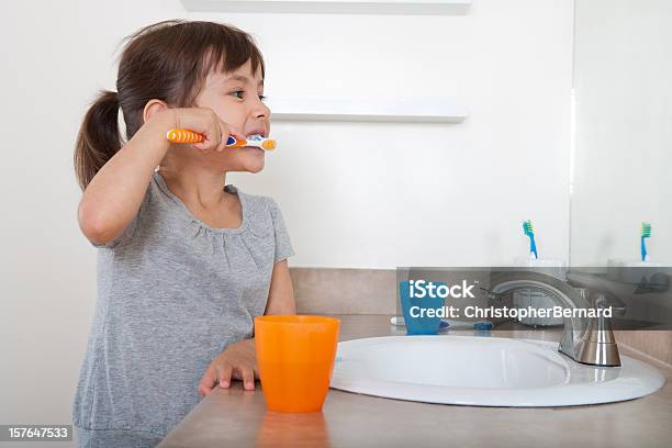 Ragazza Di Lavarsi I Denti - Fotografie stock e altre immagini di Bambino - Bambino, Lavarsi i denti, Lavare