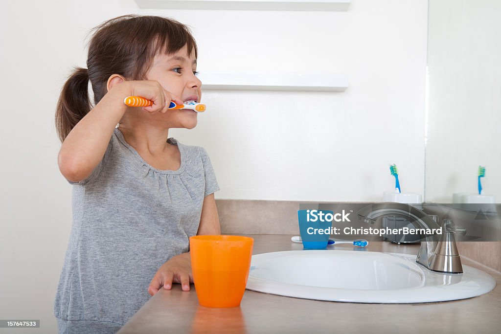 Девочка Чистить зубы - Стоковые фото Ребёнок роялти-фри