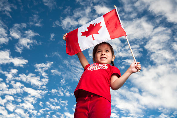 a 5-year-old 웃는 여자아이 쥠 캐나다 플래깅 - canadian flag canada canada day flag 뉴스 사진 이미지