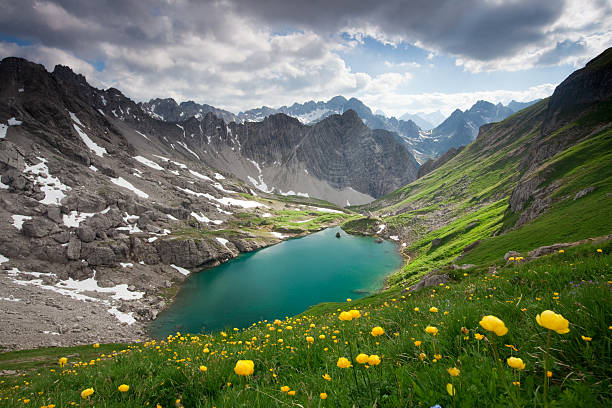 alpin 湖 gufelsee ・イン・チロル-オーストリア - zugspitze mountain mountain tirol european alps ストックフォトと画像