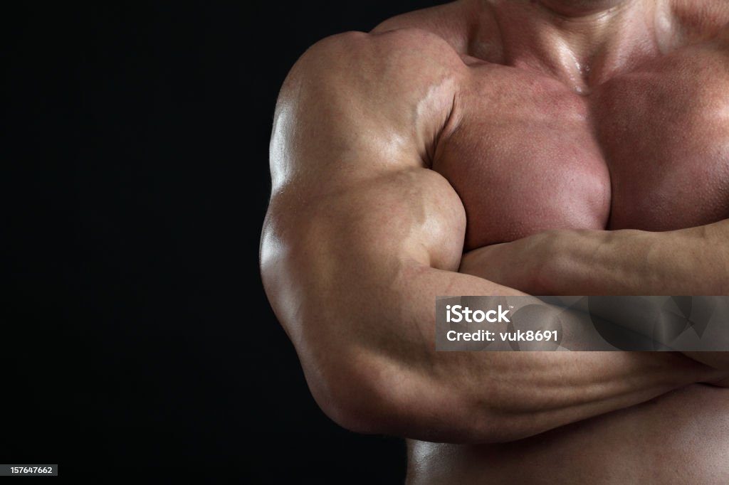 bodybuilder in posa a torso nudo - Foto stock royalty-free di A petto nudo