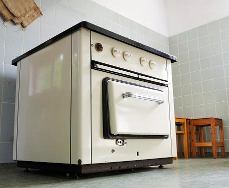 Old metallic kitchen that works with coal or firewood