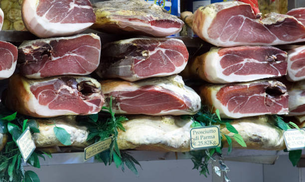 パルマ産ハムの表示 - prosciutto di parma ストックフォトと画像