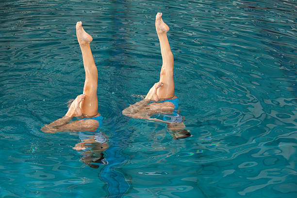 parallelo gambe di ragazze nuoto sincronizzato - synchronized swimming swimming sport symmetry foto e immagini stock