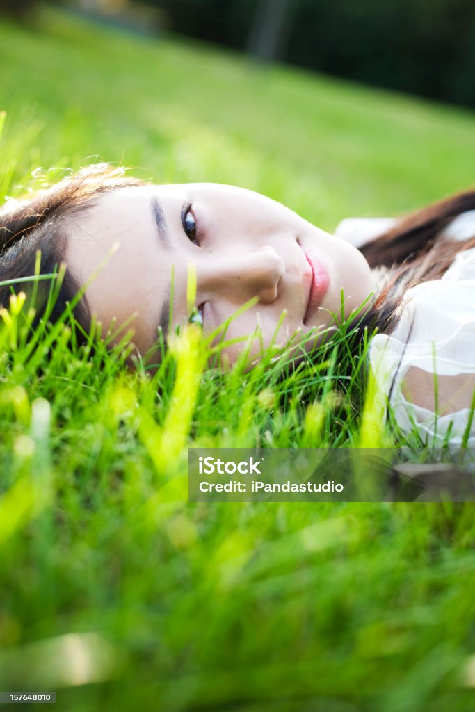 Belleza lying on grass - Foto de stock de 2000 libre de derechos