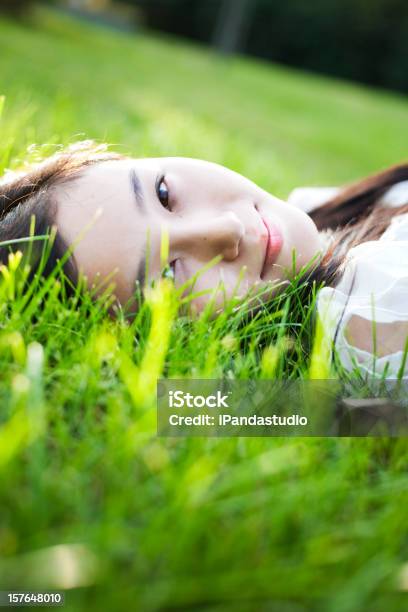 Belleza Lying On Grass Foto de stock y más banco de imágenes de 2000 - 2000, 2000-2009, Acostado