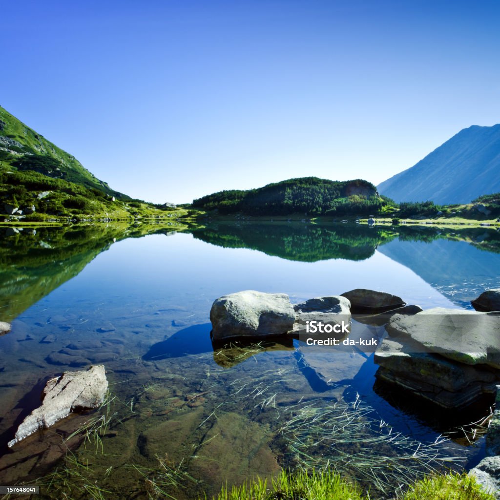 Muratov Pirin 山の中の湖 - カラー画像のロイヤリティフリーストックフォト