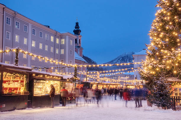 beschäftigt weihnachtsmarkt in europa - salzburg stock-fotos und bilder