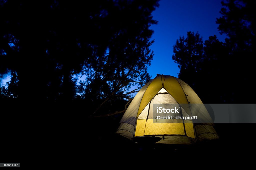 Campamento Tent brillante por la noche - Foto de stock de Linterna libre de derechos