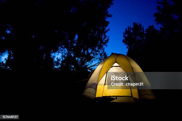 Campamento Tent Brillante Por La Noche Foto de stock y más banco de imágenes de Linterna - Linterna, Camping, Tienda de campaña